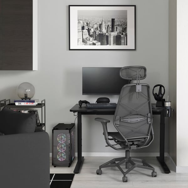 A black UTMANING gaming desk