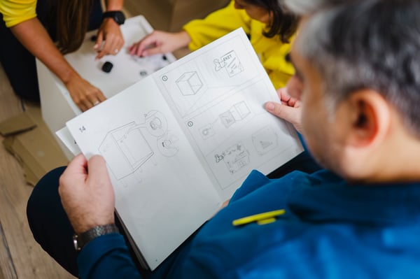 Osoba trzymająca instrukcję montażu