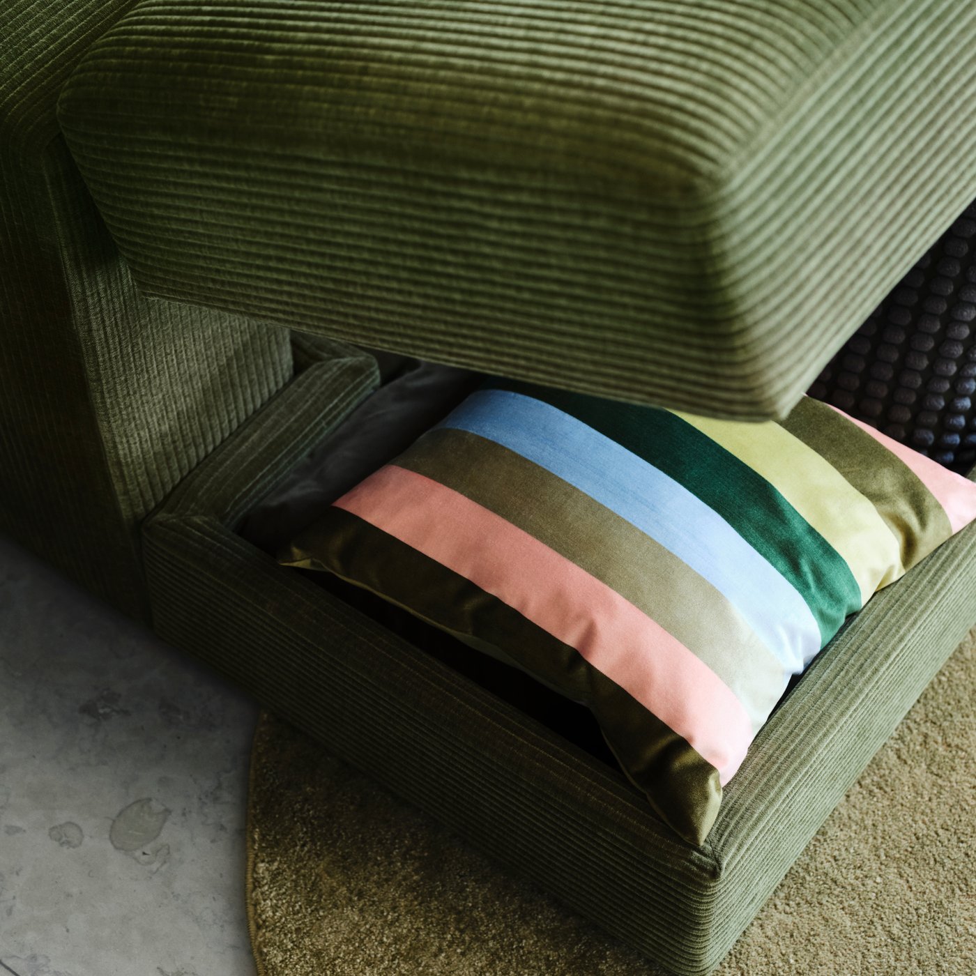 Ein mehrfarbiger/gestreifter VATTENVÄN-Kissenbezug