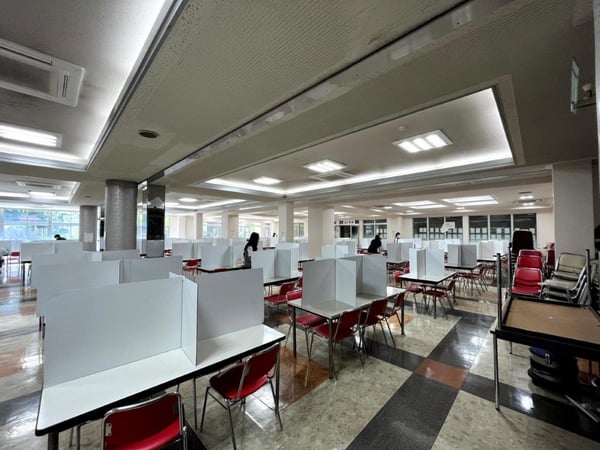 個別ブースが設置された食堂スペースで、静かに食事や作業ができる環境