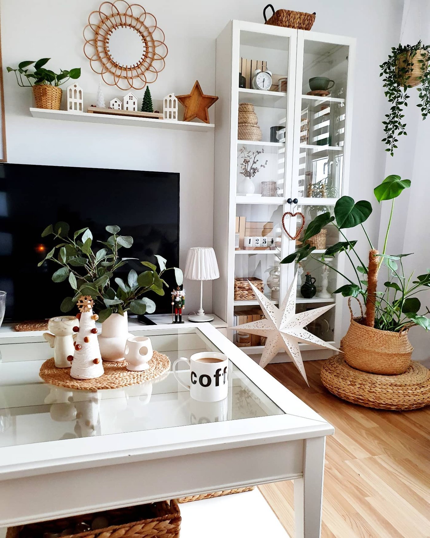 Una pantalla de encaje blanco STRÅLA