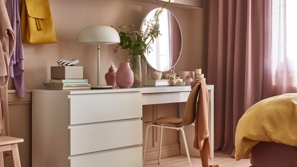 Une coiffeuse MALM blanche dans la chambre