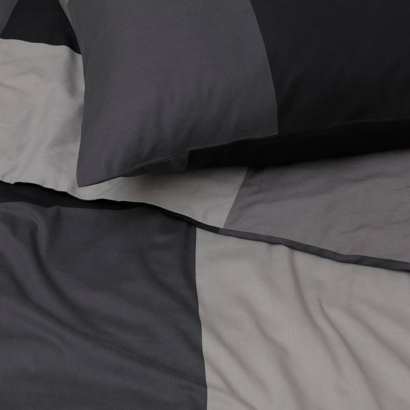 Ein schwarzer BRUNKRISSLA Bettbezug und Kissenbezug