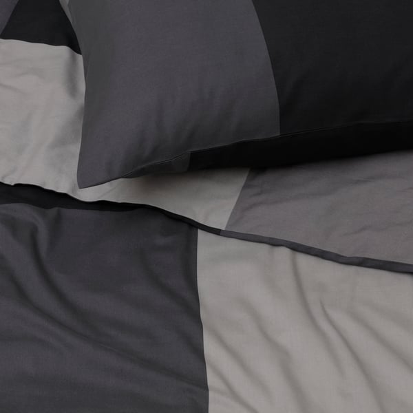 Ein schwarzer BRUNKRISSLA Bettbezug und Kissenbezug