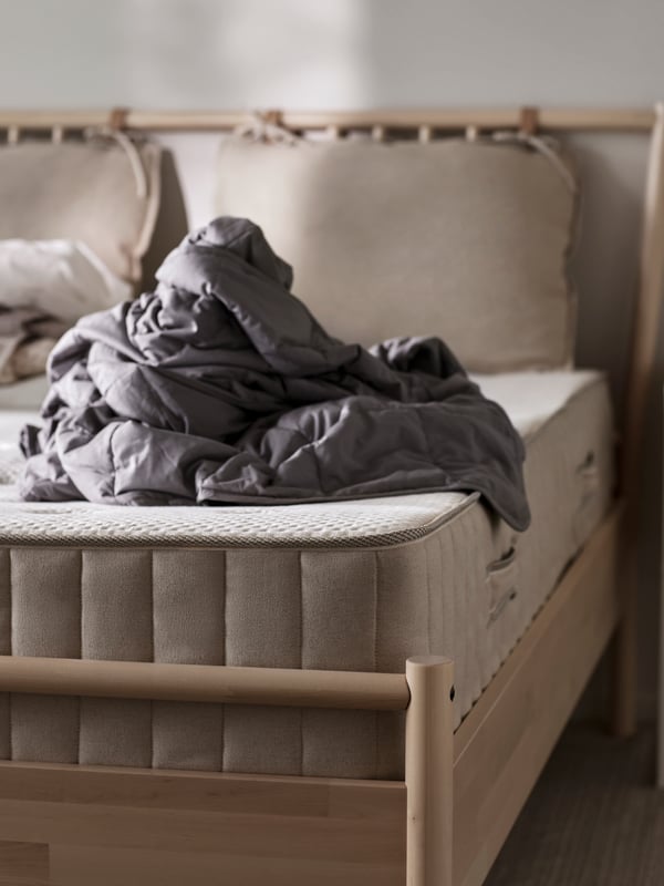 Zelo trda/naravna vzmetnica z žepkastimi vzmeti VATNESTRÖM v spalnici