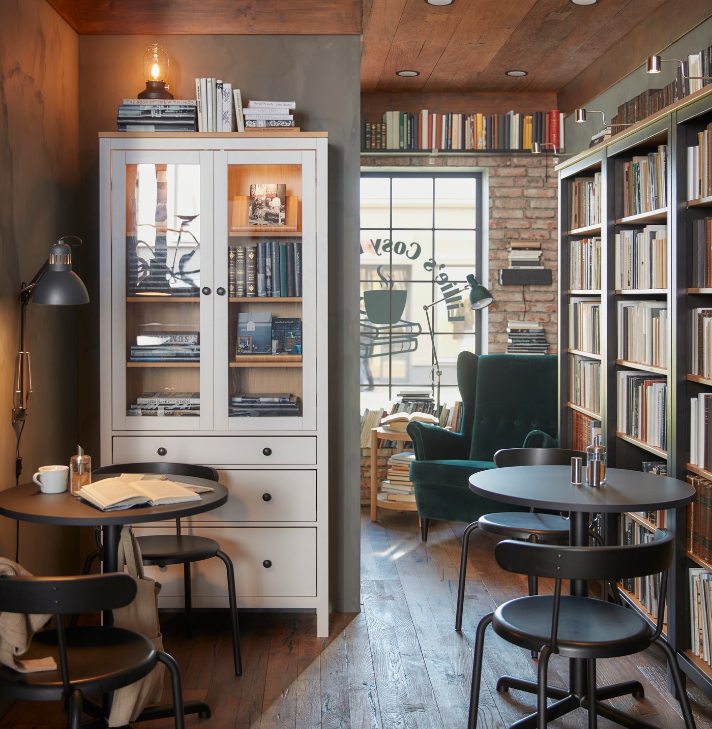 An anthracite/anthracite STENSELE table in the dining room