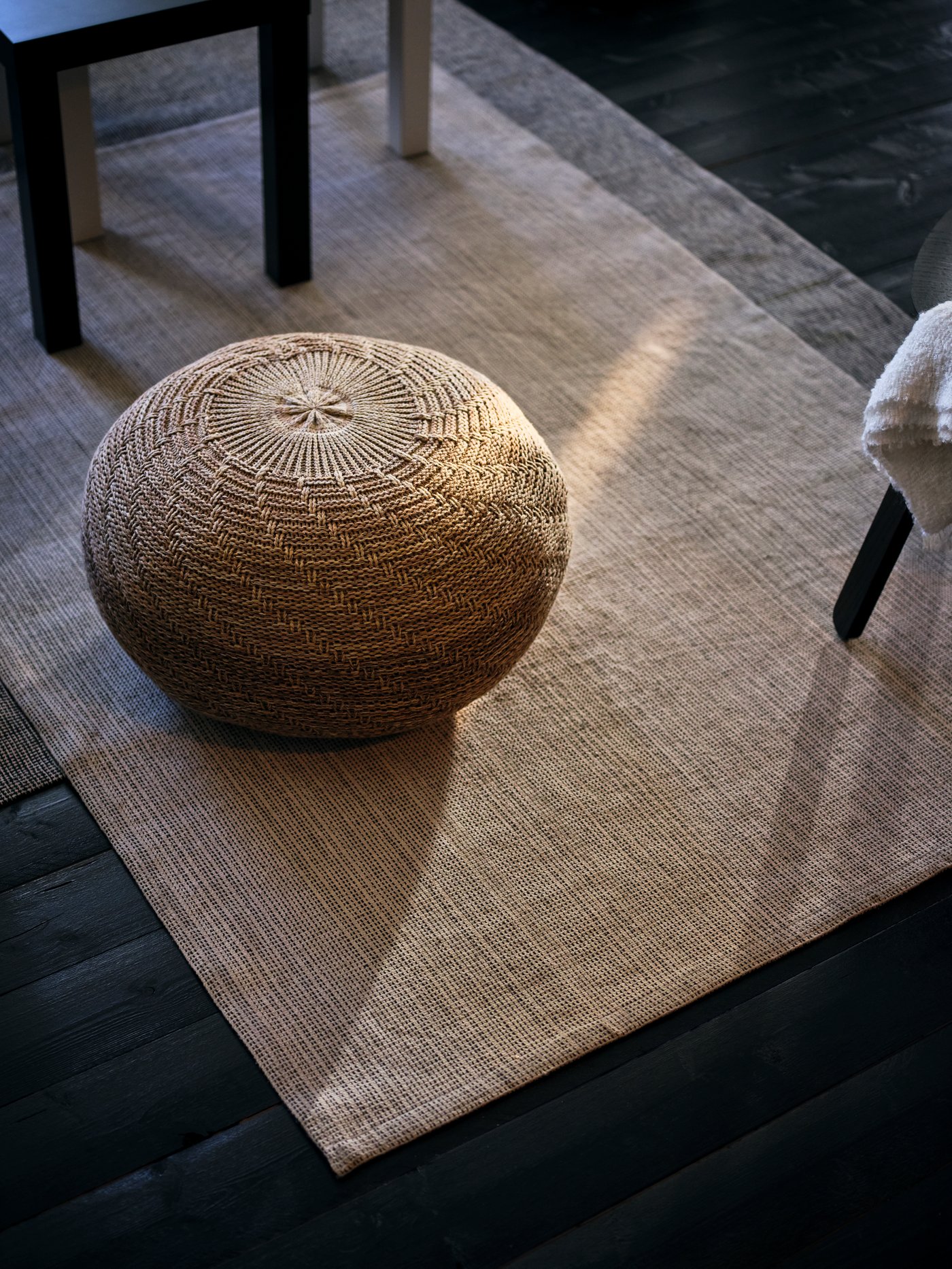 A black/natural TIPHEDE rug, flatwoven