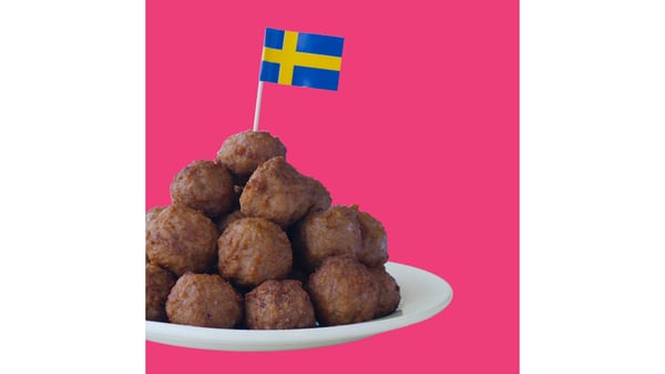 たくさんのミートボールがお皿の上に盛られている。