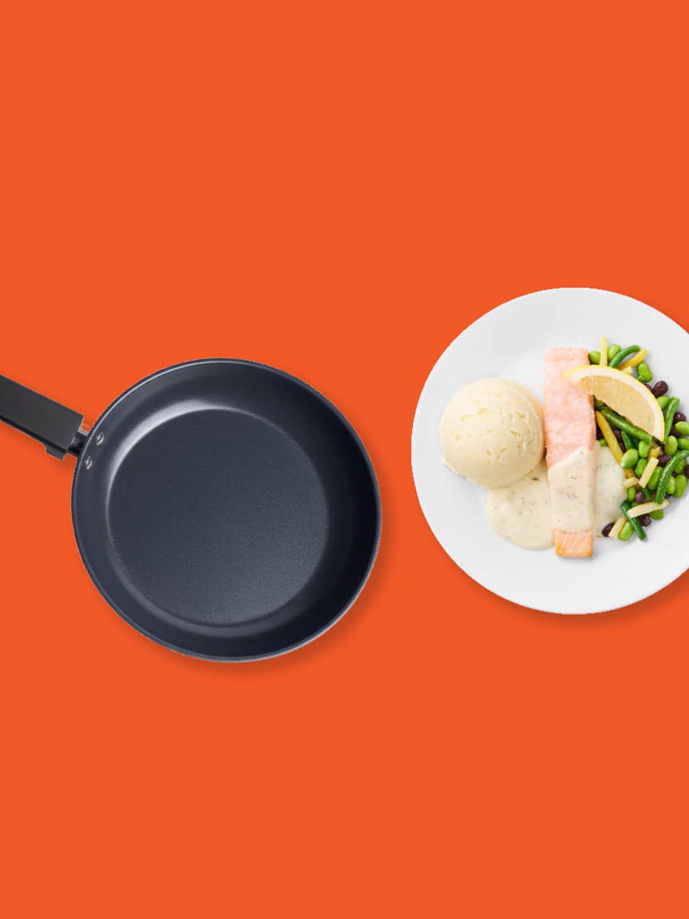 Tigăi IKEA și farfurie albă cu somon, piure de cartofi, legume verzi și felie de lămâie, așezate pe fundal portocaliu intens, sugerând gătit ușor și servire gustoasă acasă.