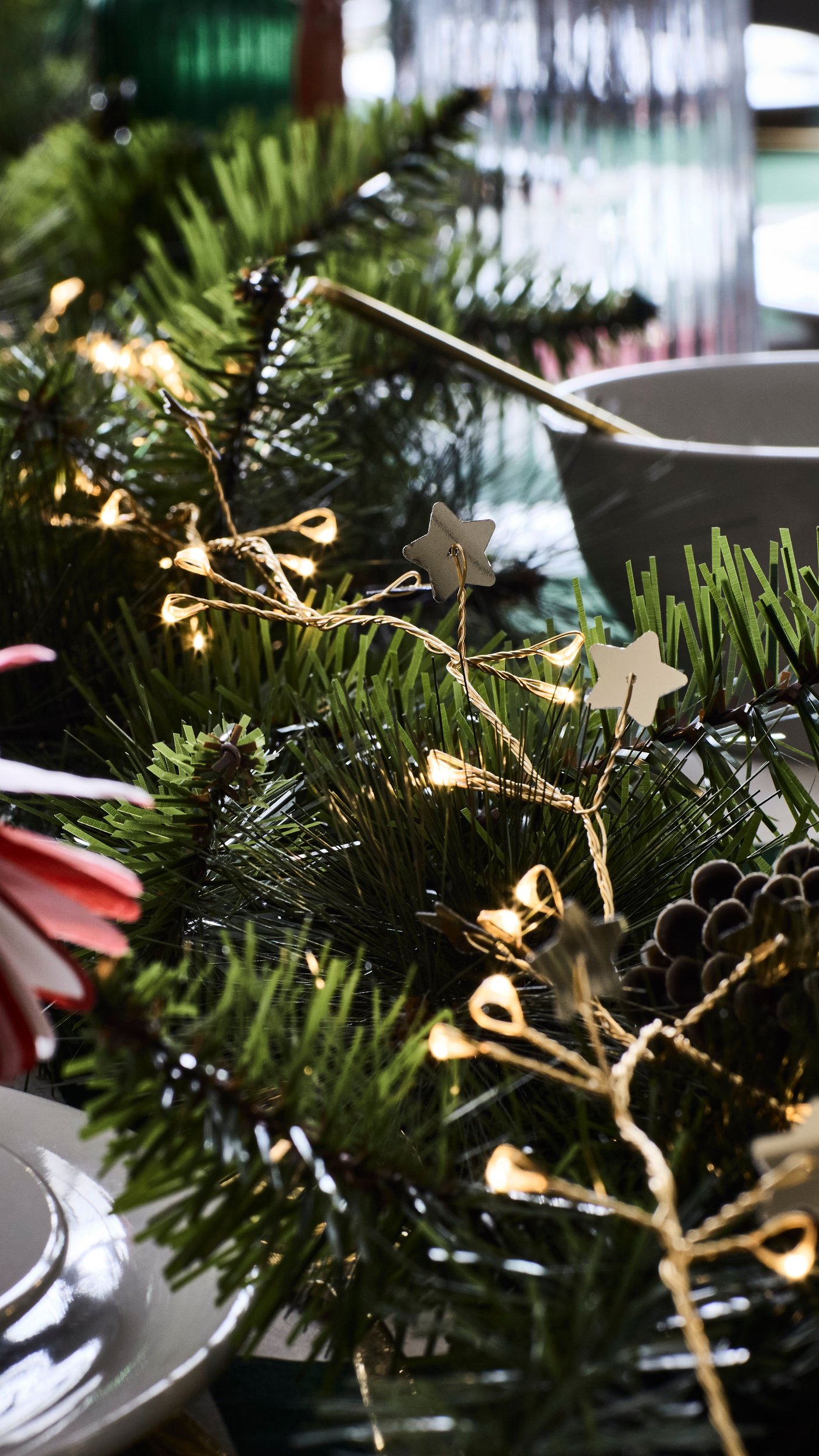 A battery-operated mini/star gold-colour STRÅLA LED lighting chain with 80 lights