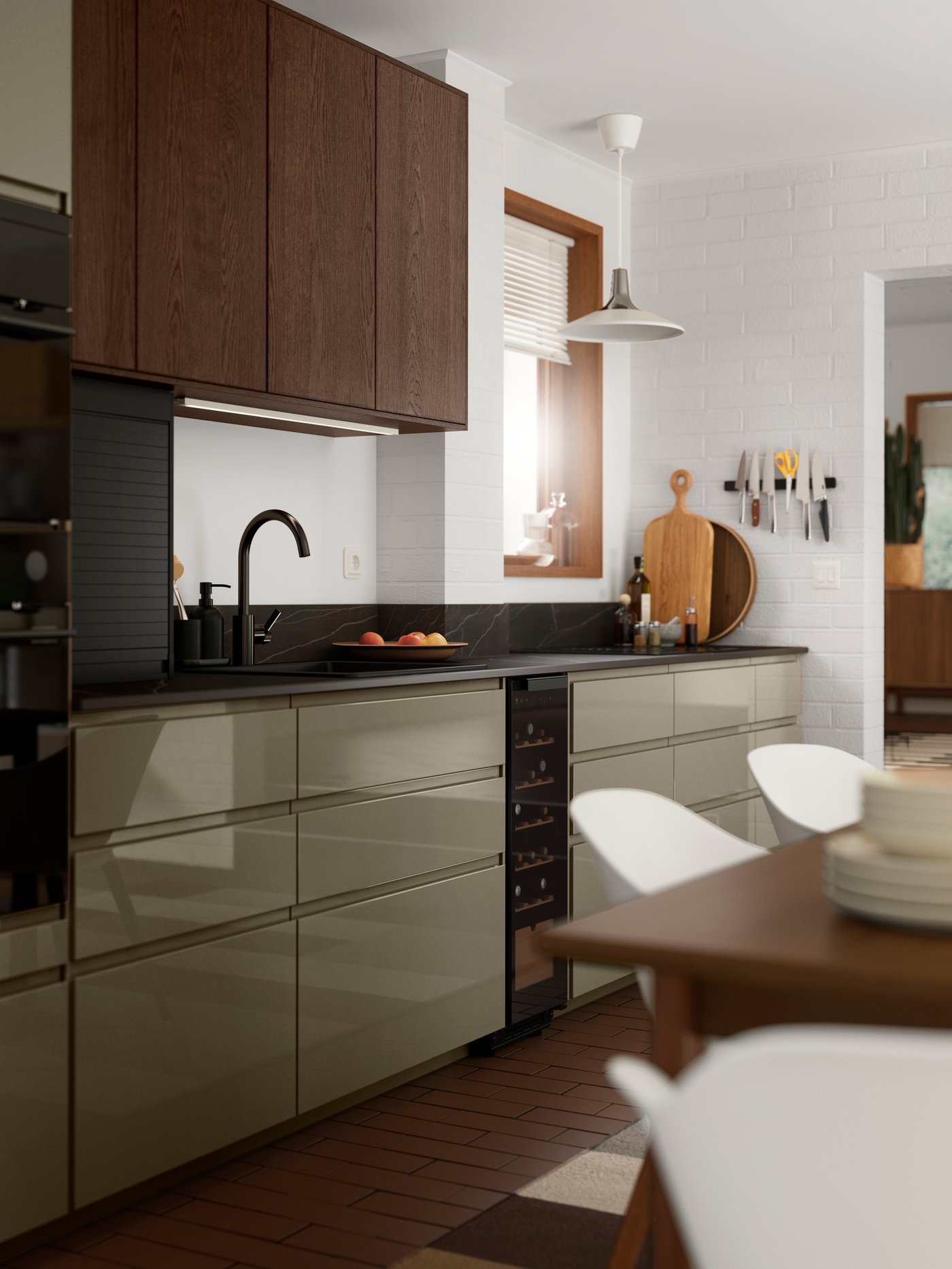 Una cocina recta con ventana tiene armarios bajos en VOXTORP gris oscuro-marrón de alto brillo y armarios altos en SINARP marrón.