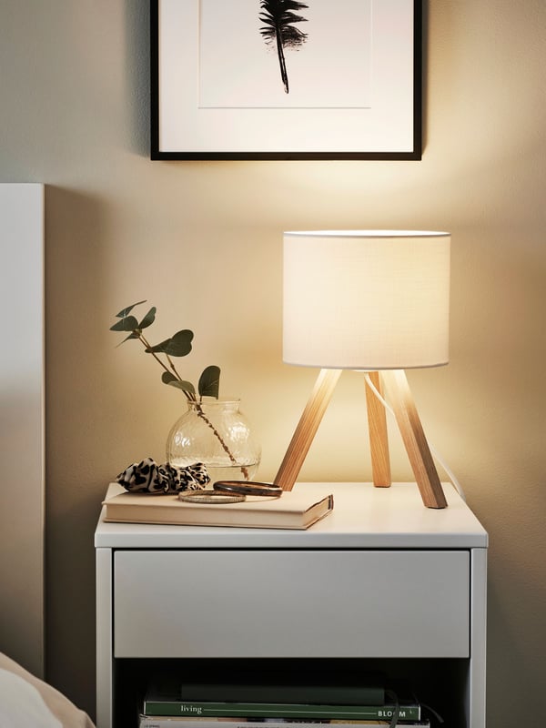 An ash/white STORSEGEL table lamp