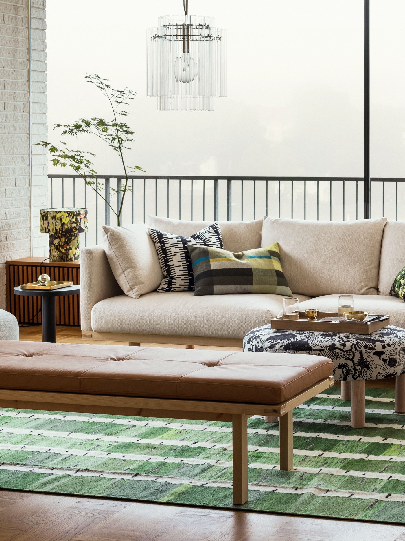 淡いベージュ、グリーン、ブラウンなどナチュラルな配色の家具でまとめたリビングルーム。