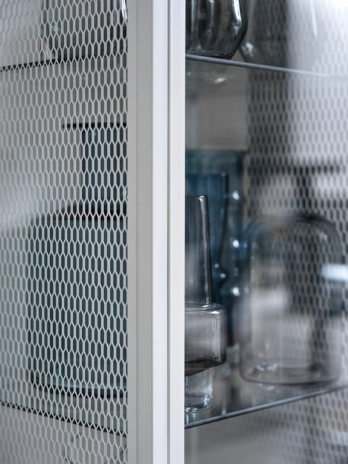 Details of mesh design and glass door of the BAGGEBO glass door cabinet.