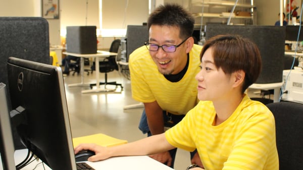 イケアのコワーカー二人がパソコン画面を見ながら話している