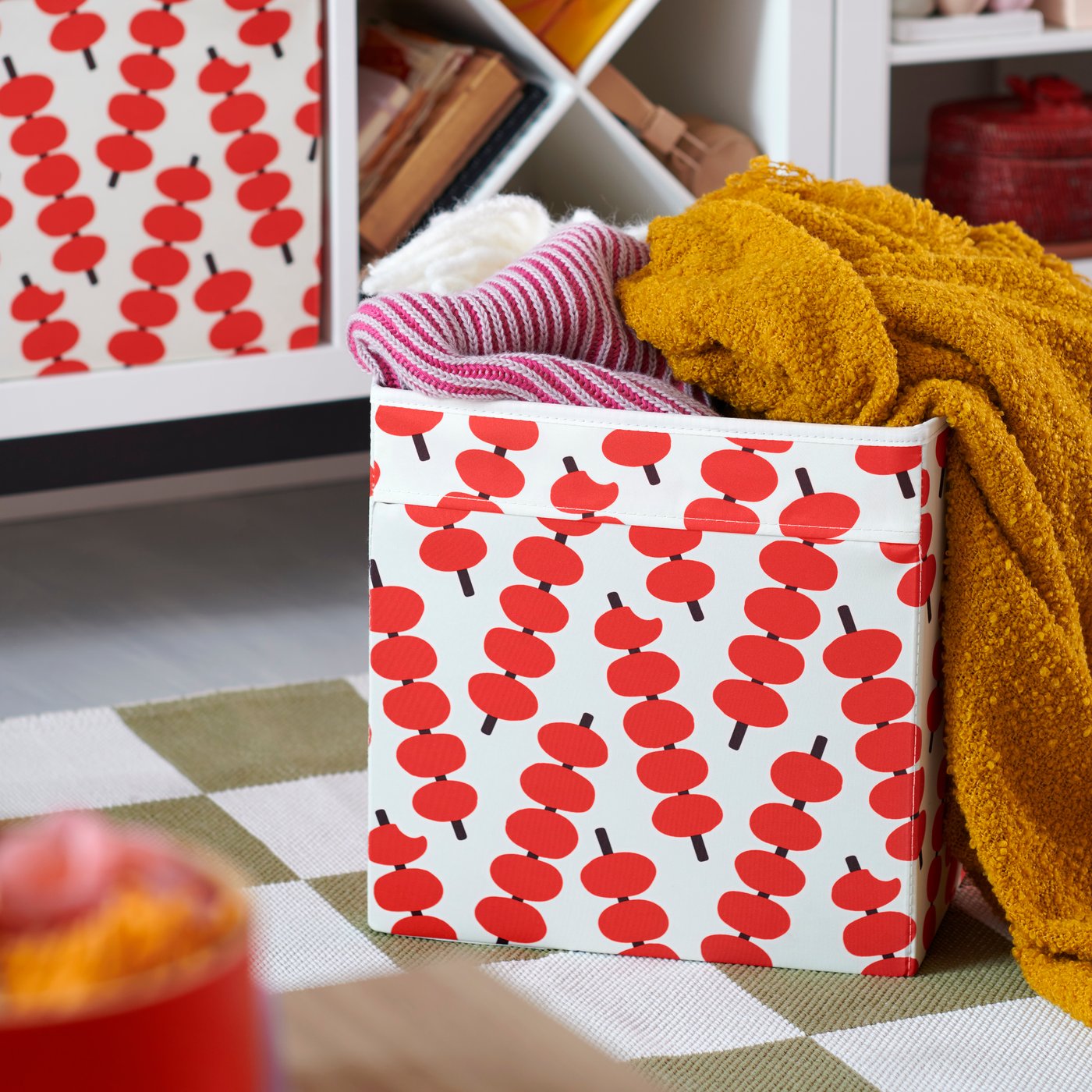 A DRONA box with a pomegranate/orange FÖSSTA design