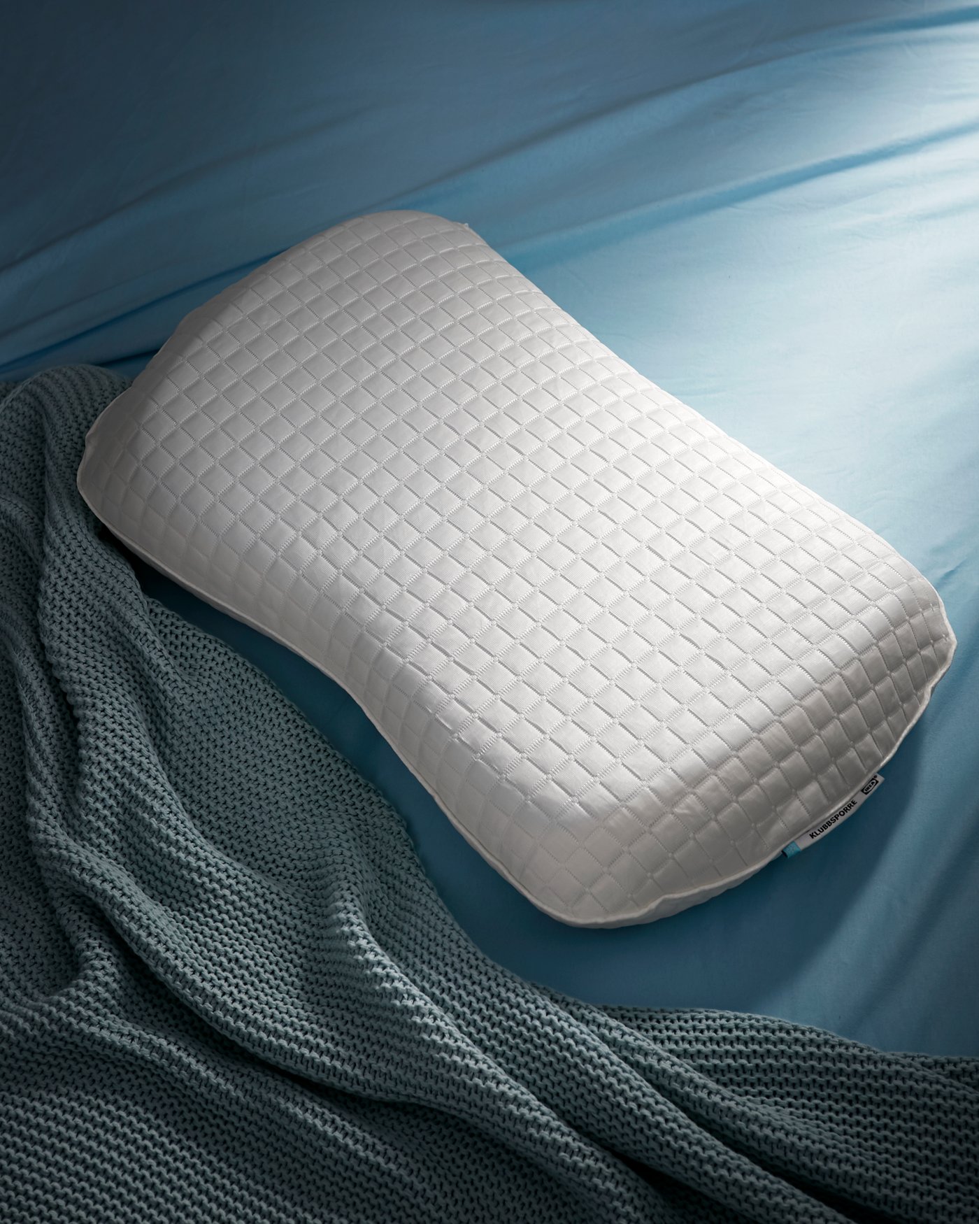 A KLUBBSPORRE ergonomic pillow, side/back sleeper