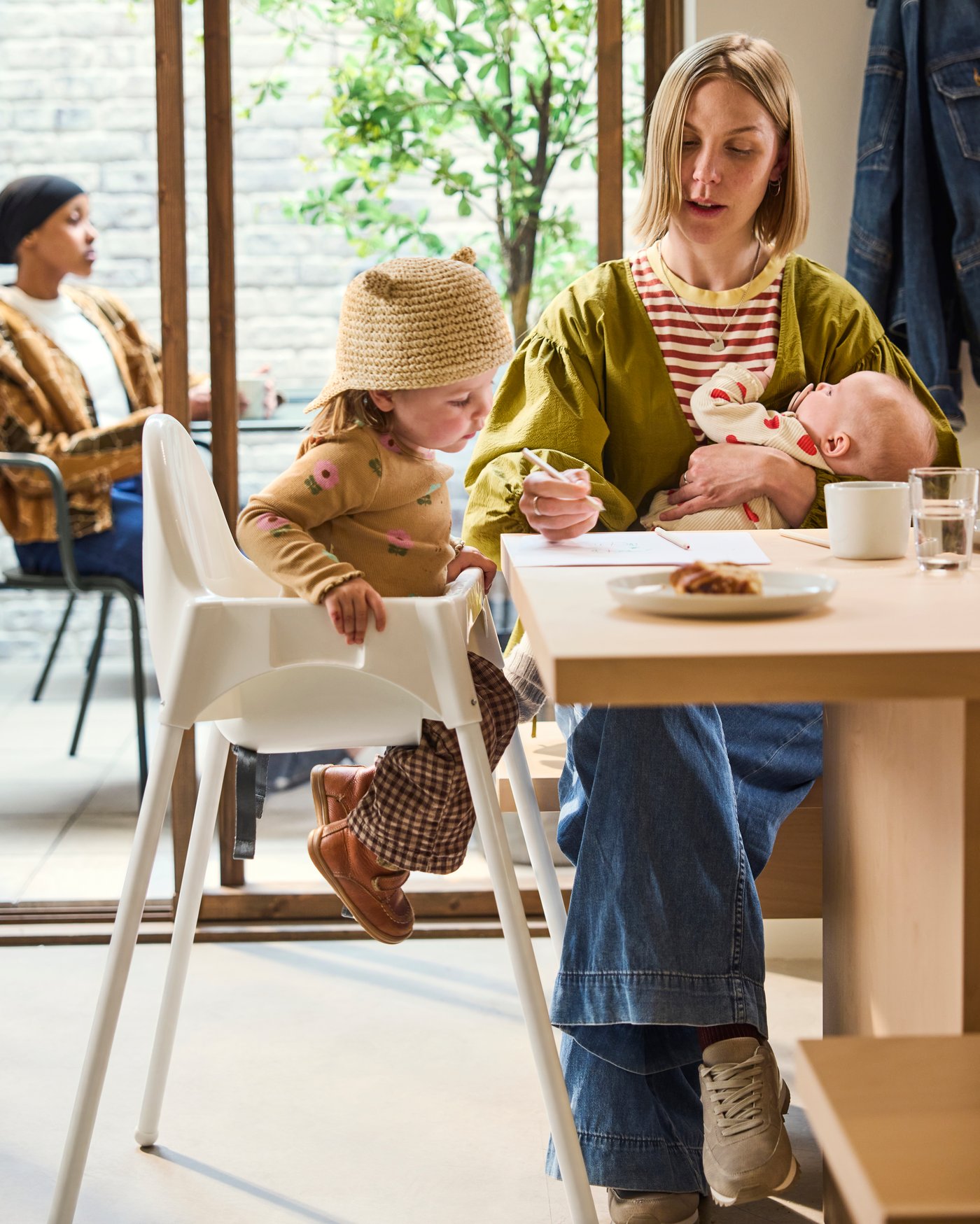 A white/white ANTILOP highchair with safety belt