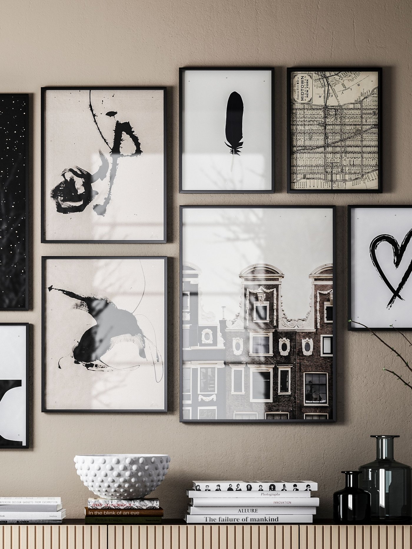 Flera LOMVIKEN tavelramar med svartvita bilder i.