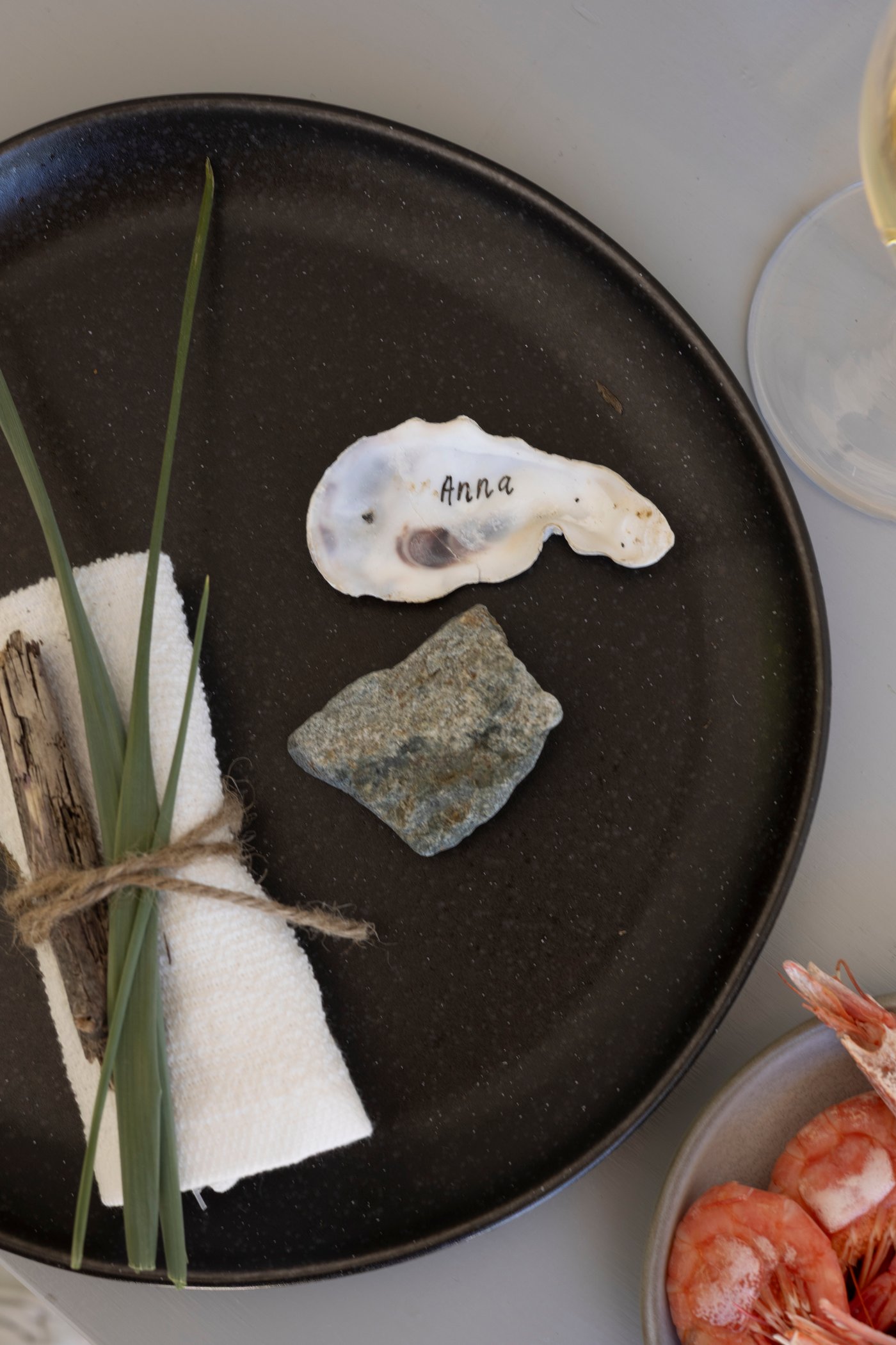 En tallerken med elementer fra havet.