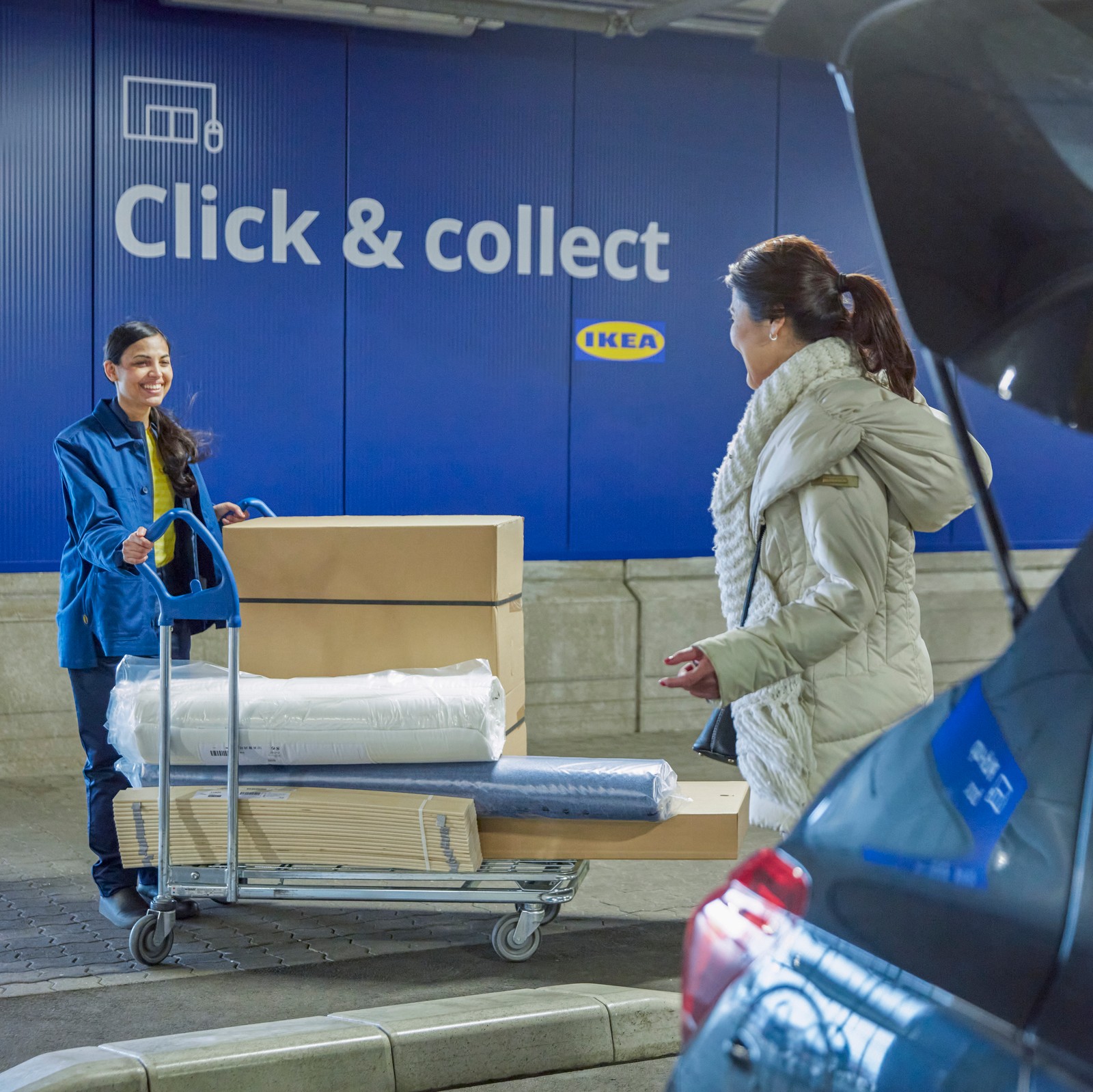 IKEA zaposleni donosi proizvode koje je kupac naručio preko opcije Click & Collect.