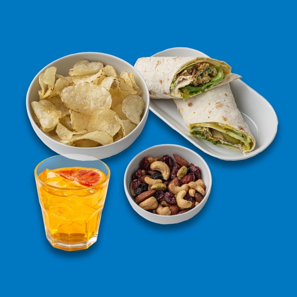 Wrap vegetariano, patatine, mix di frutta secca e bevanda.