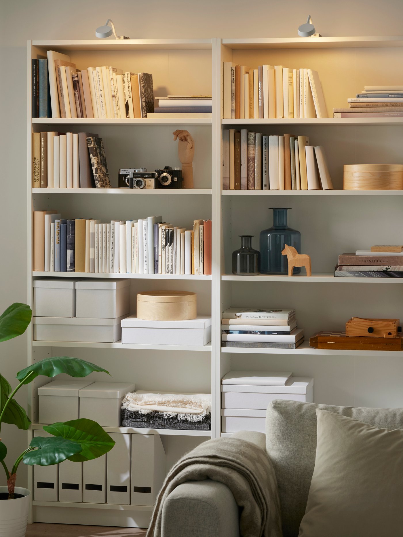 IKEA YTBERG skåpbelysning på vita bokhyllor.
