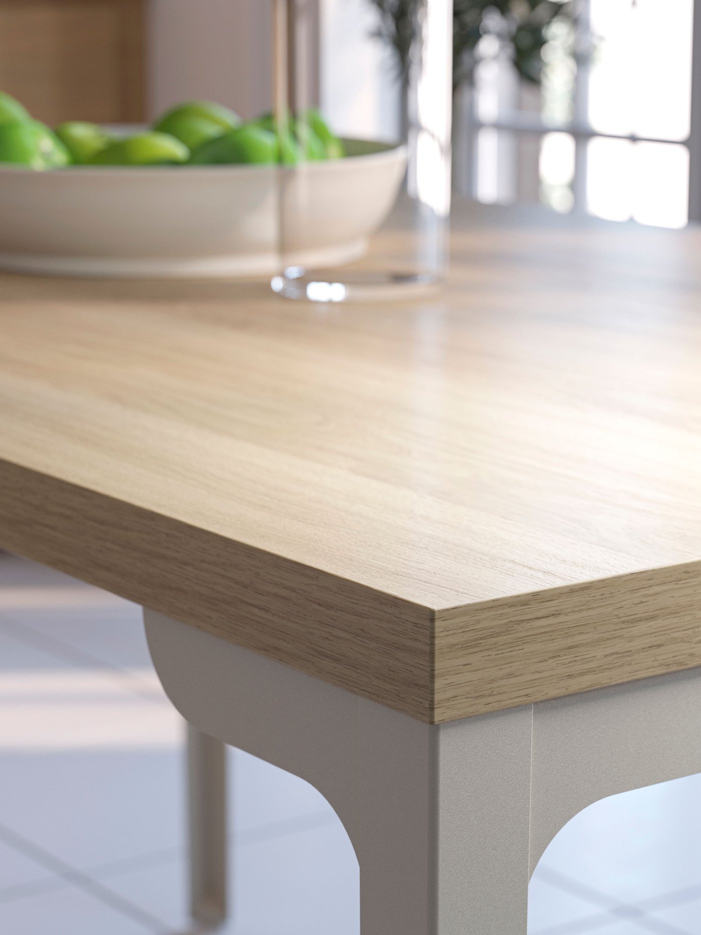Ett ekeffekt/rakt ljusgrå-beige SKÅLSTA-bord.