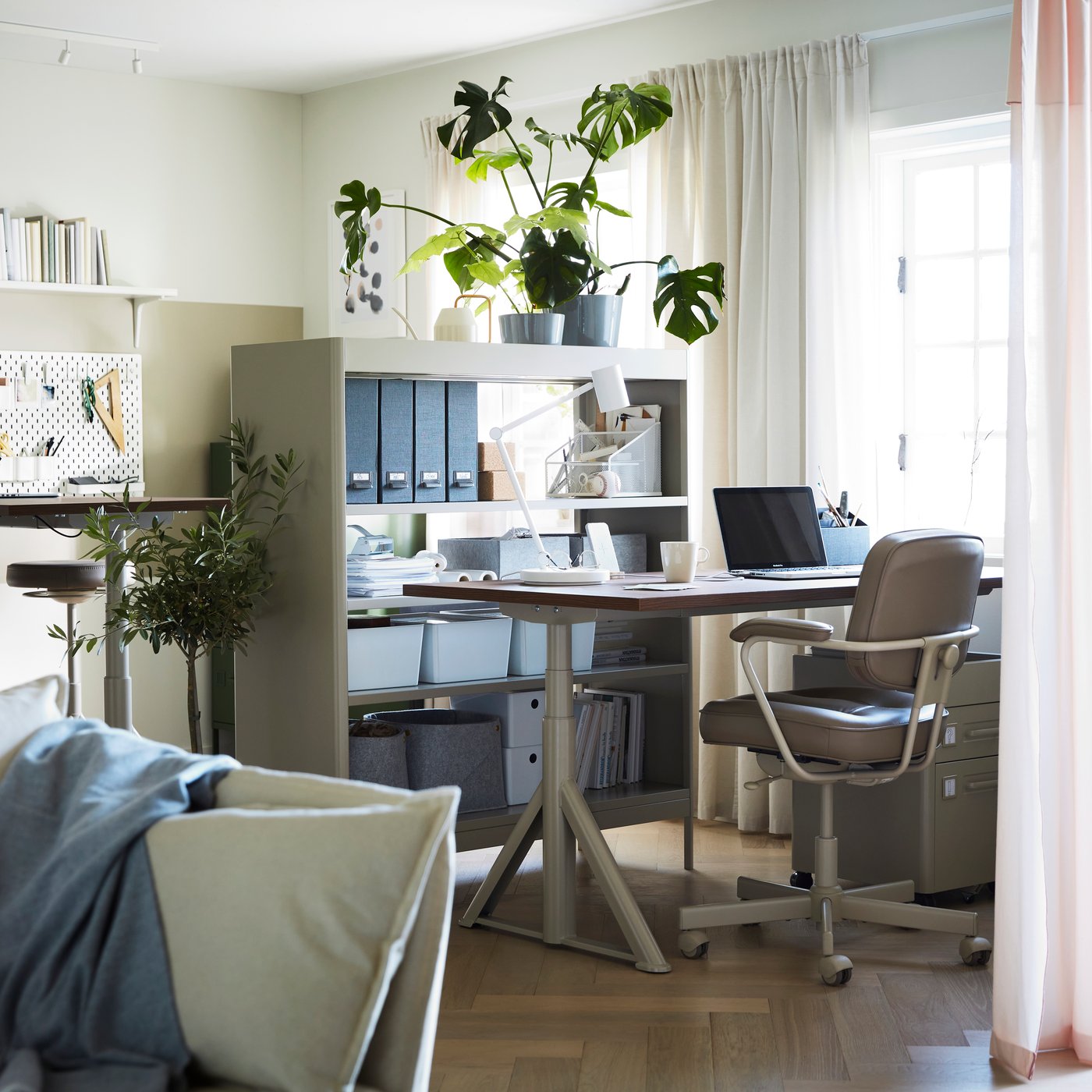 A brown/beige IDÅSEN desk sit/stand