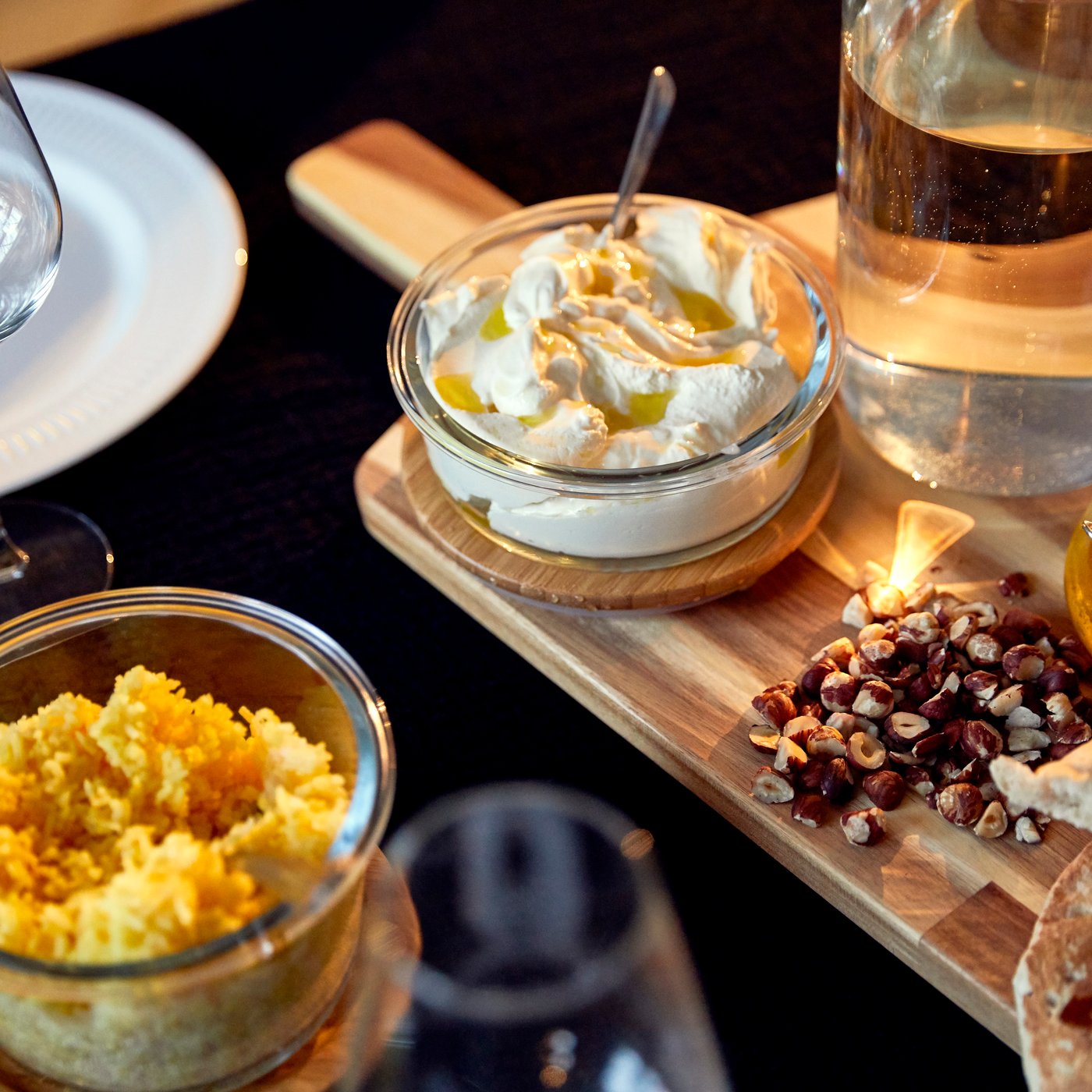 Mehrere unserer IKEA 365+ Vorratsbehälter mit Deckel, gefüllt mit Leckereien auf einem Tisch mit Gläsern.