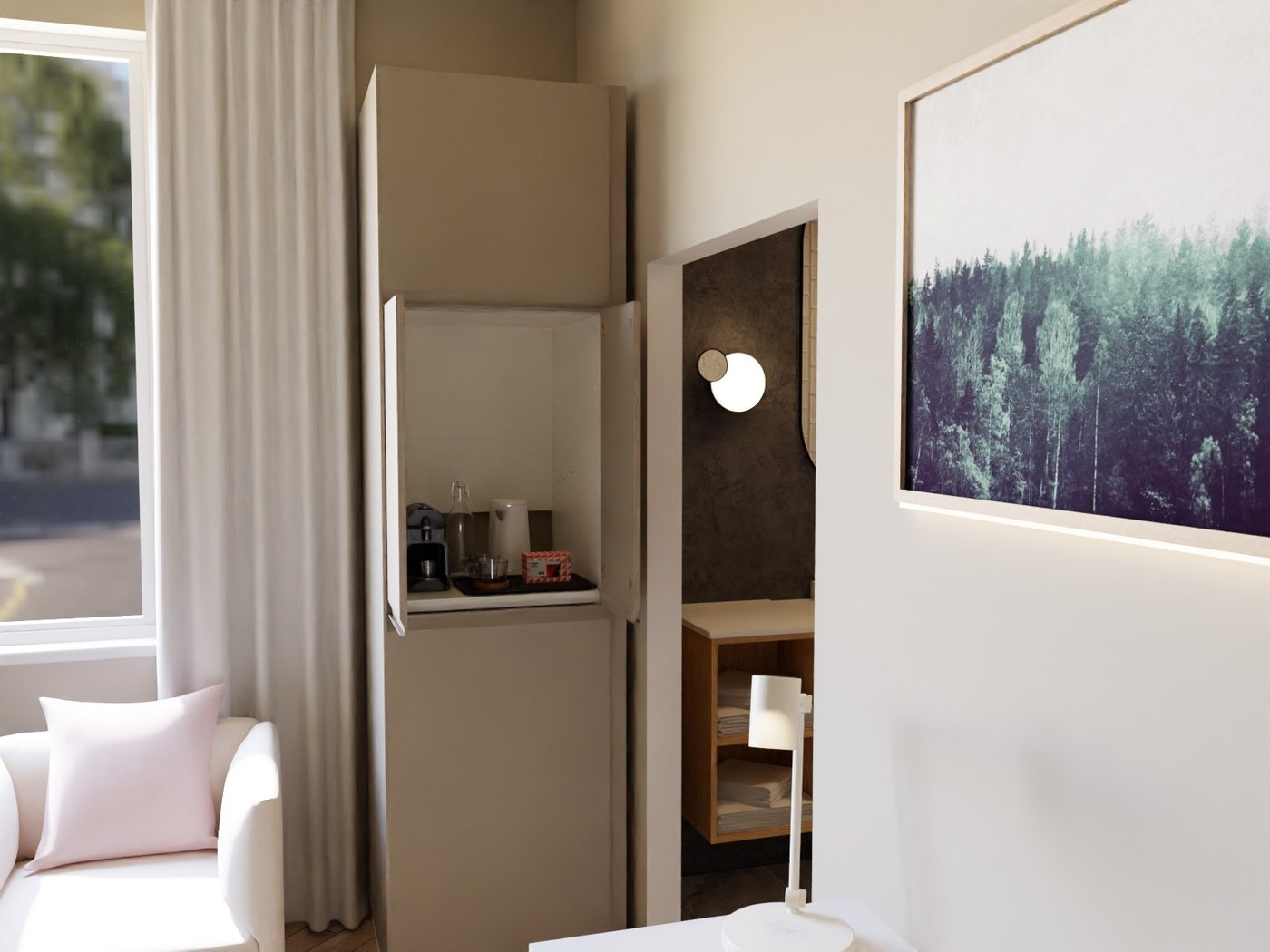 Teil eines Hotelzimmers. Links ein Sessel. Im Fokus ein geöffneter Schrank mit Gebrauchsgegenständen für Kaffee- und Teezubereitung. Rechts Blick ins Bad.