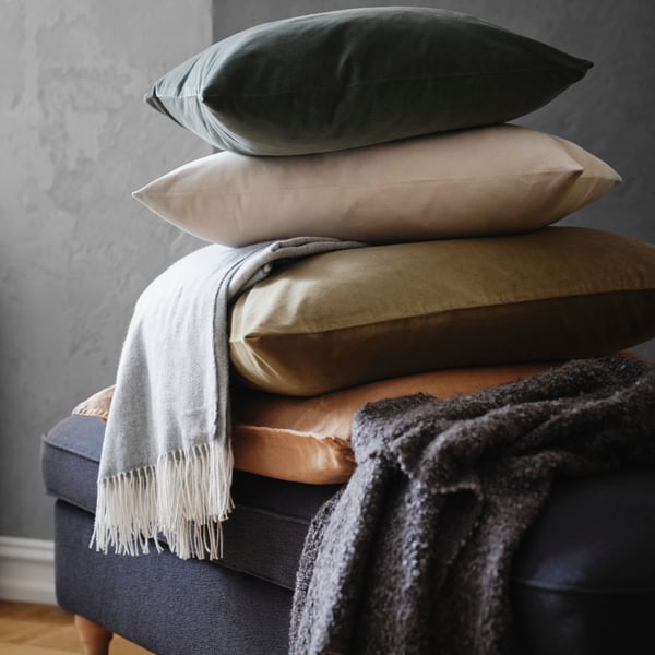 A light beige SANELA cushion cover