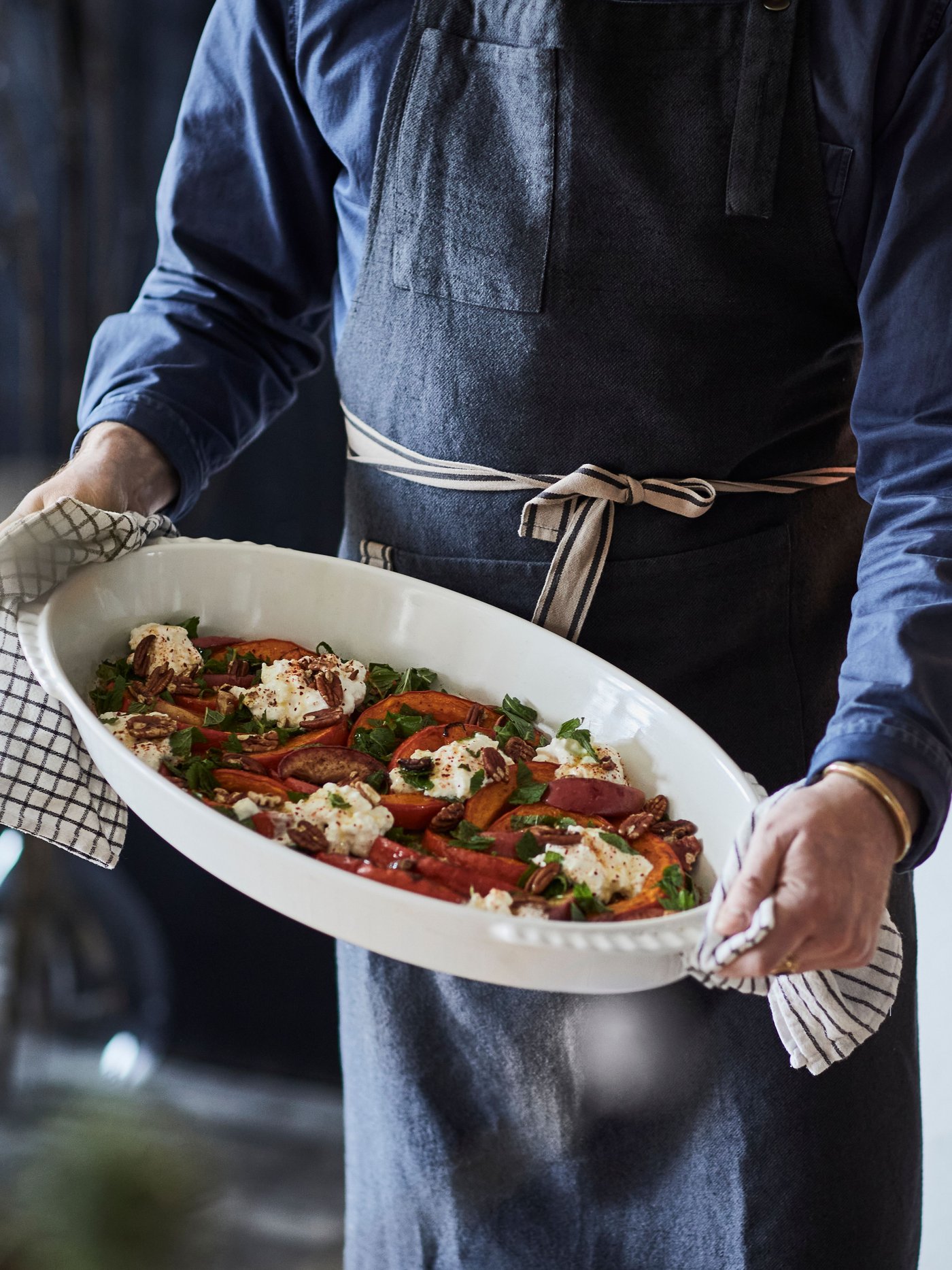 An off-white HÖSTAGILLE oven dish in the kitchen