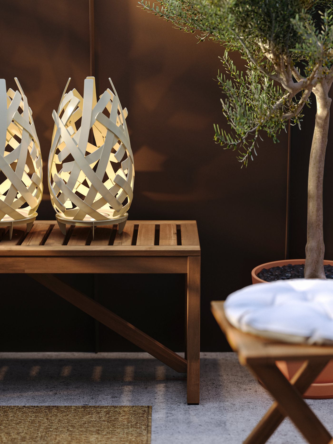 Un patio con un tapete para exterior y una banqueta para exterior de madera con lámparas.