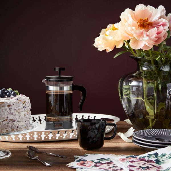 A grey TONSÄTTA vase in the dining room