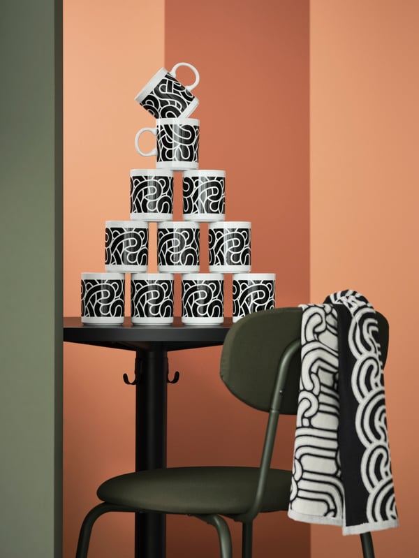 SÖTRÖNN mugs and throw placed on top of STENSELE bistro table.
