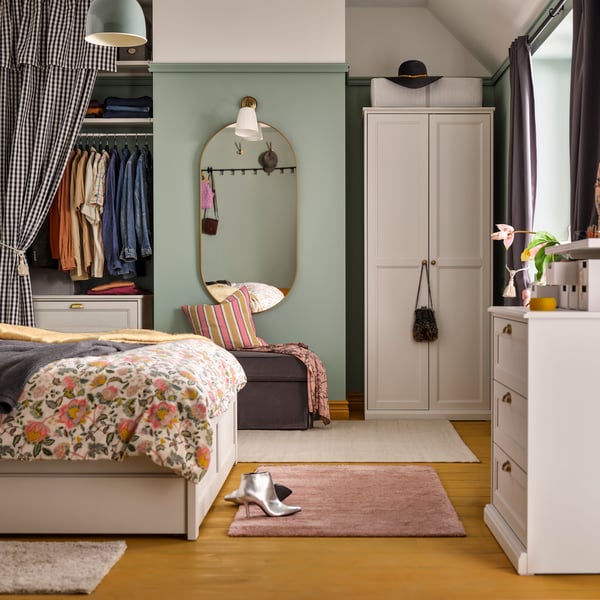 Een slaapkamer met een FÅGELFJÄLLET-bed. Een FÅGELFJÄLLET-ladekast en bijpassende kleerkast staan naast het bed.