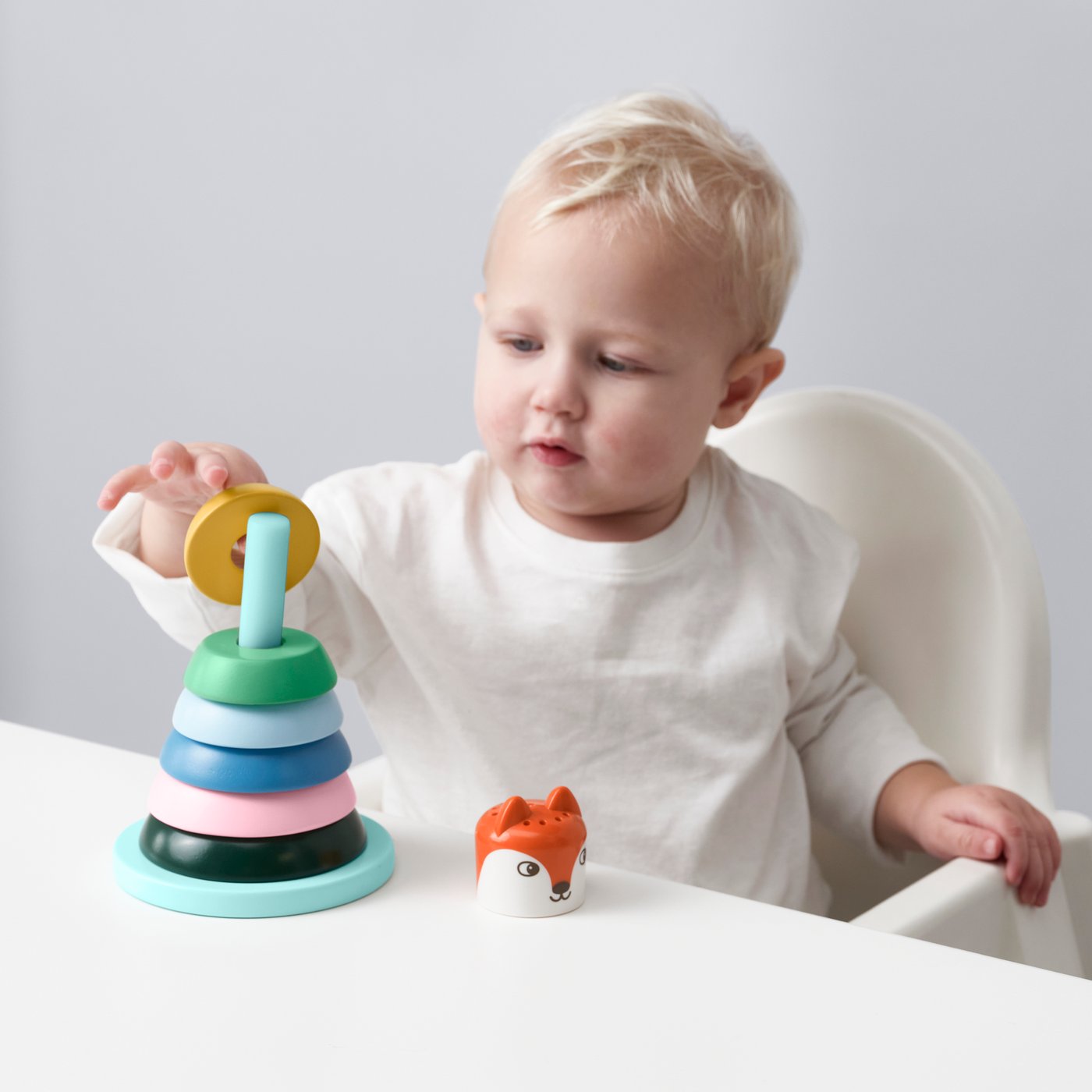 A white/silver-colour ANTILOP highchair with tray