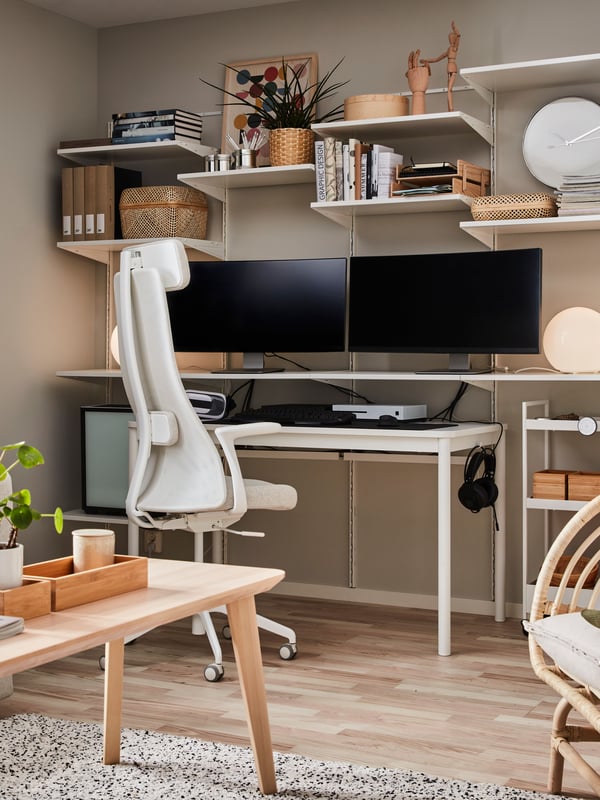 A natural SMARRA box with lid in the home office