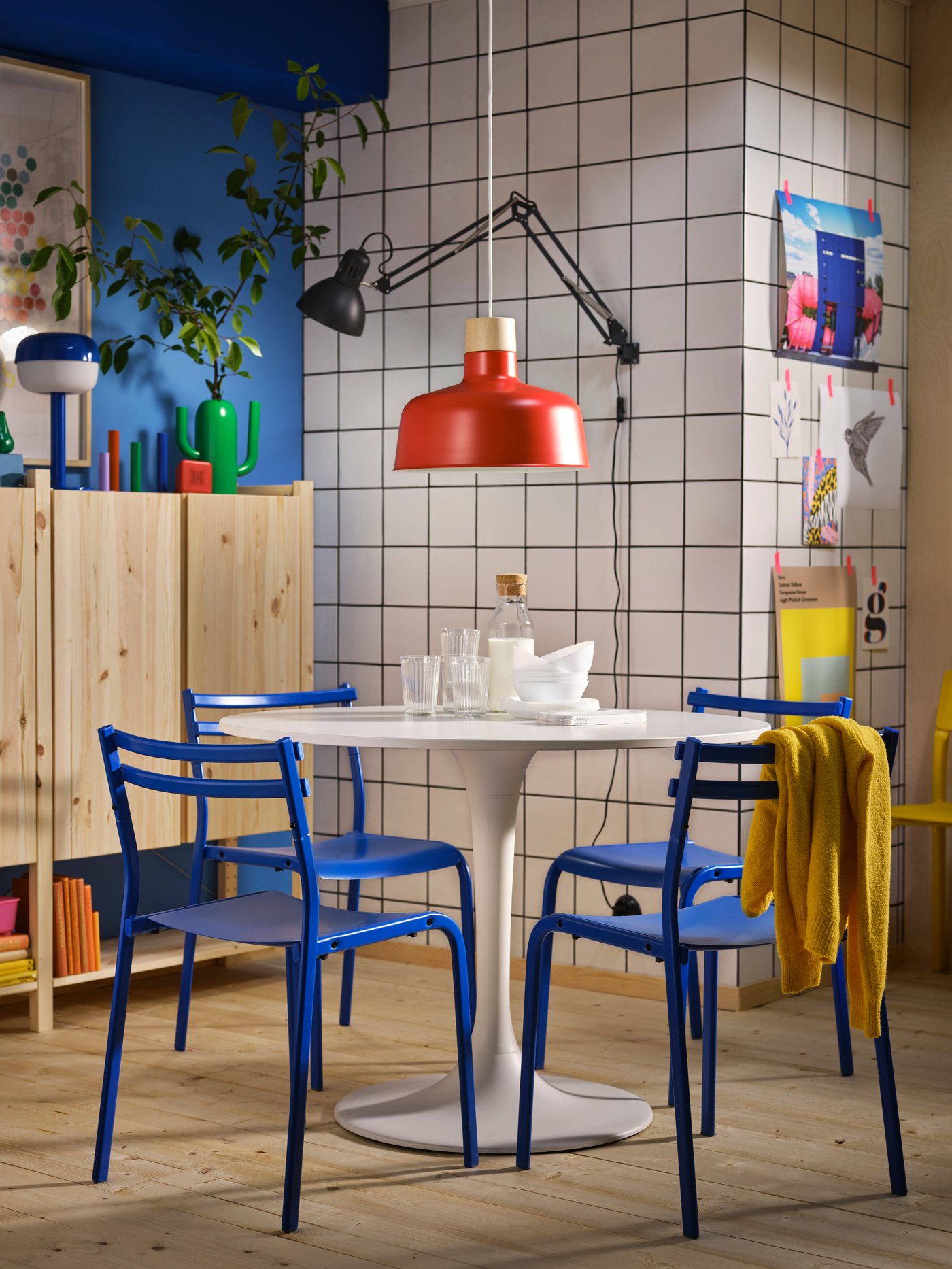 A round dining table for 4 persons and blue chairs