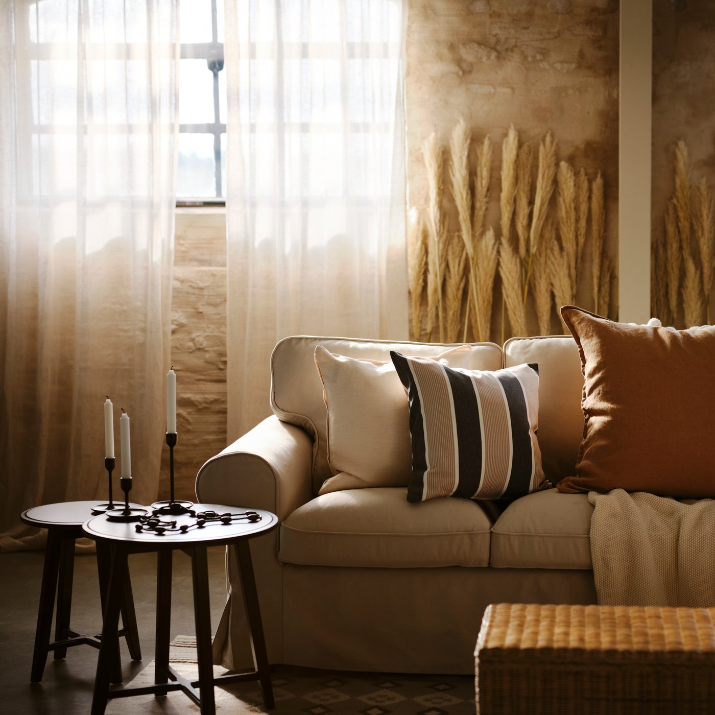 Housse de coussin KORALLBUSKE à motif beige anthracite/rayé