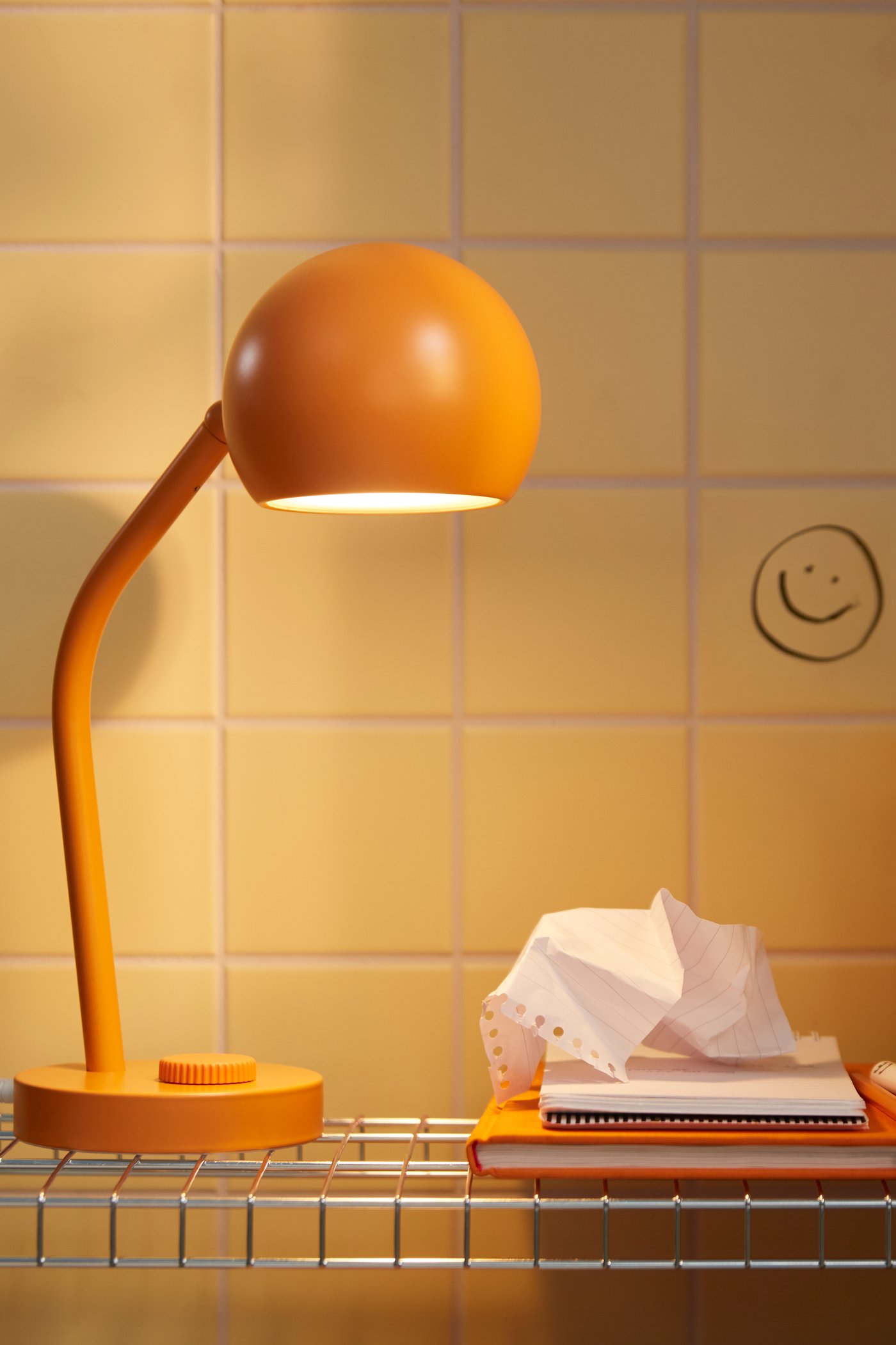 A dimmable/orange KORVSNÖRE LED desk lamp in the dining room