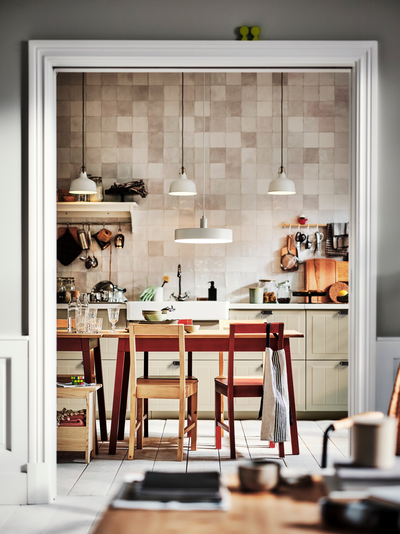 Table rouge bordeaux et bois dans une cuisine