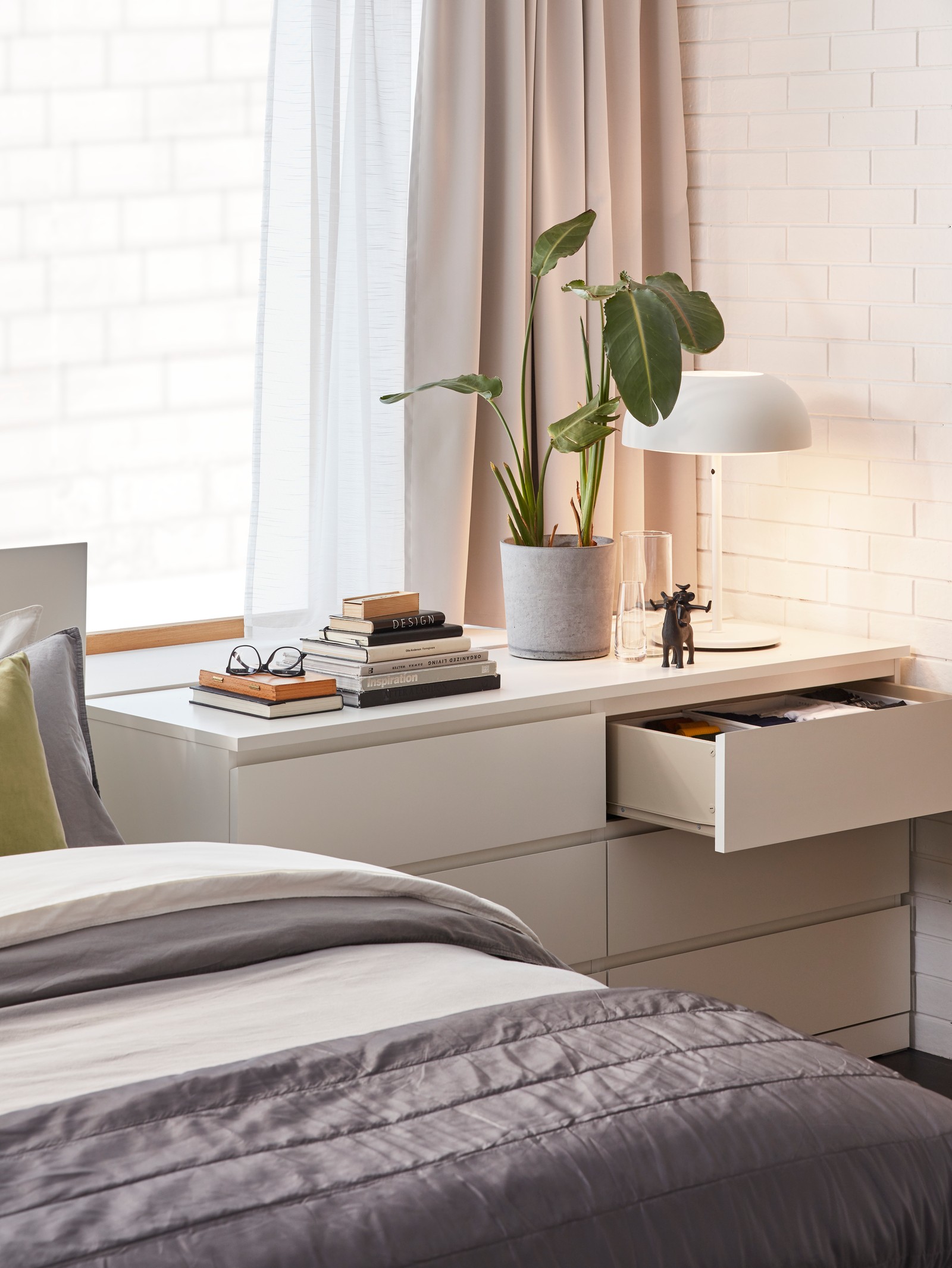 An in/outdoor light grey BOYSENBÄR plant pot in the bedroom