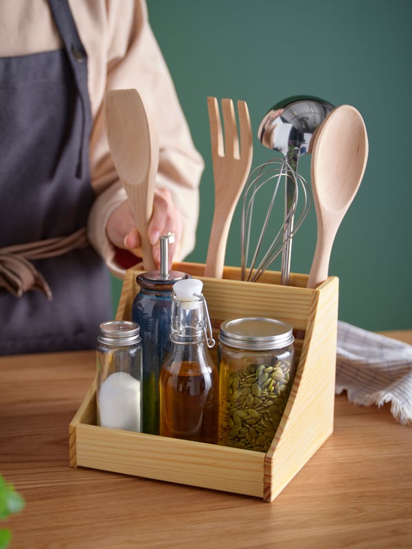 Une bouteille en verre transparent KORKEN avec bouchon