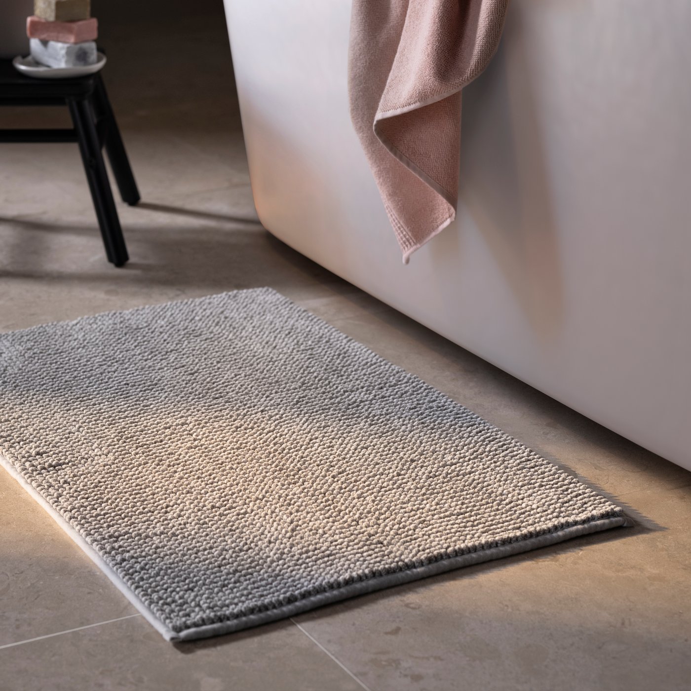 Närbild på TOFTBO grå badrumsmatta. 
