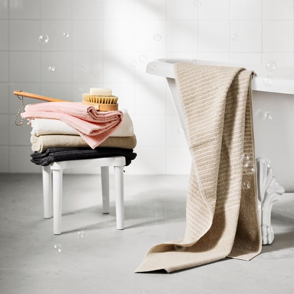 A light pink FREDRIKSJÖN bath sheet in the bathroom