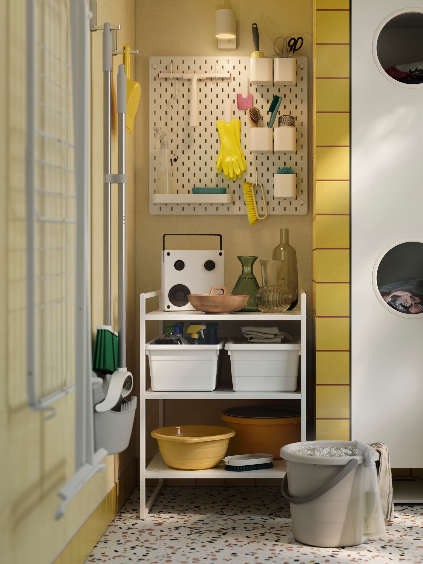 Cuarto de baño con una combinación de tablero de clavijas SKÅDIS blanco colocado bajo una lámpara empotrada NYMÅNE blanca.