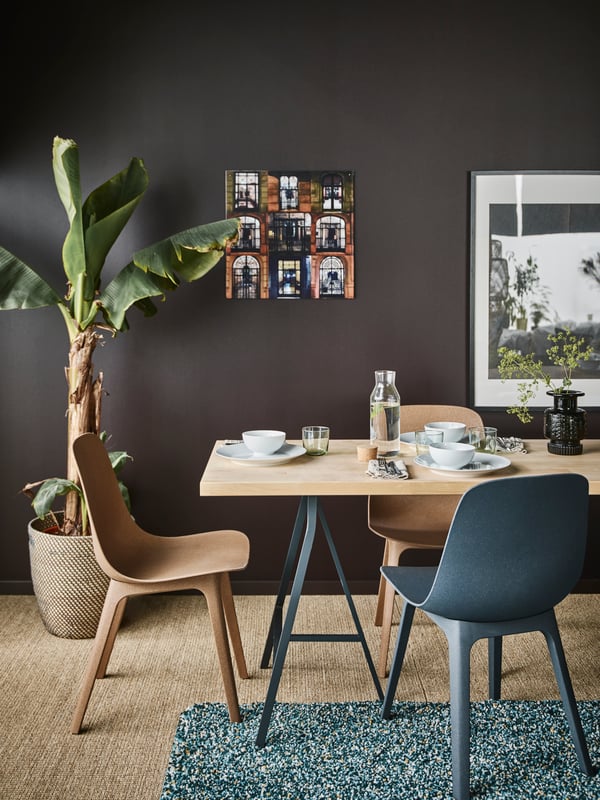 Create a cosy dining spot in your living room with modern furniture from IKEA! Try this lightweight worktop in birch (KARLBY) paired with trestles in grey (LERBERG) and chairs in different hues (ODGER). Here we went for natural/blue/green combination.