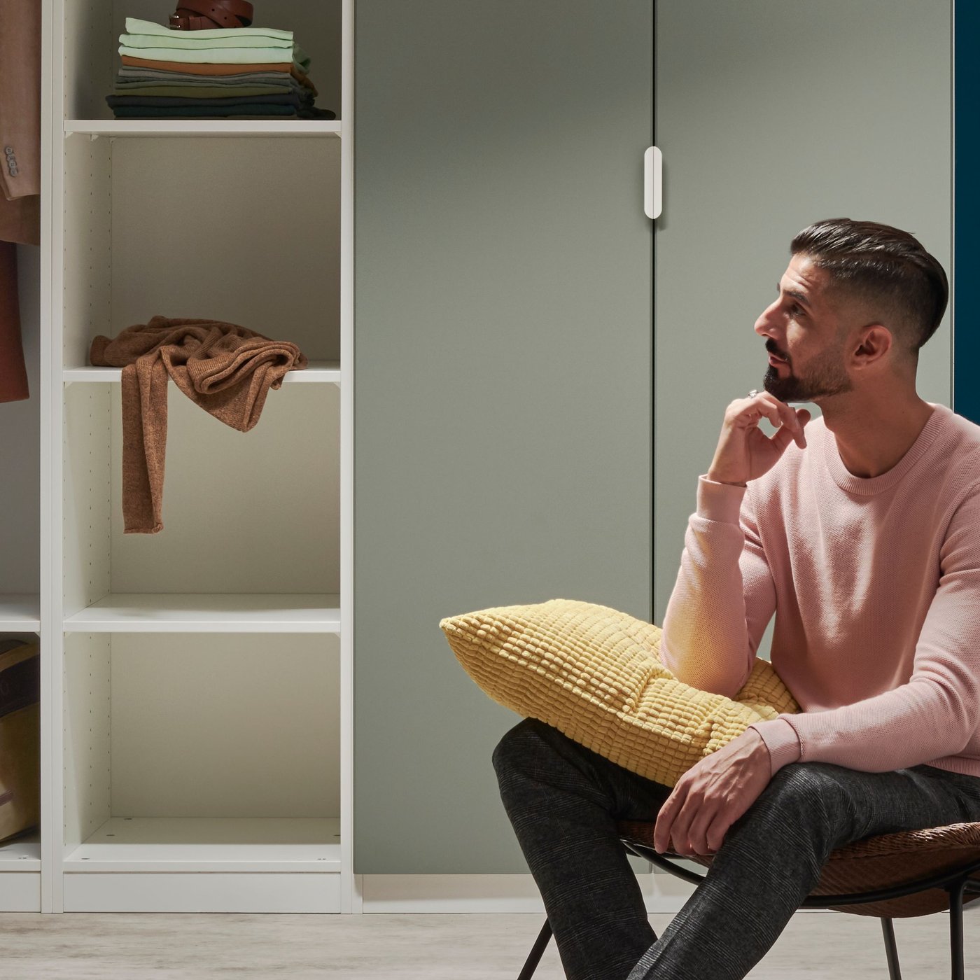 ארון PAX ולפניו בחור יושב על כסא